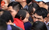 Trẻ em vạ vật theo cha mẹ đi lễ giữa biển người ở chùa Hương